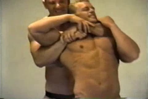 Dirty bodybuilder finds irresistible loud sex