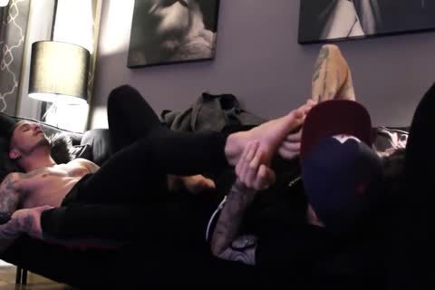 charming Tatted man With filthy Feet receives Worshiped And Cums
